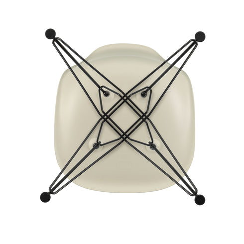 Cadeira Eames DSR em Plástico / Base Preta
